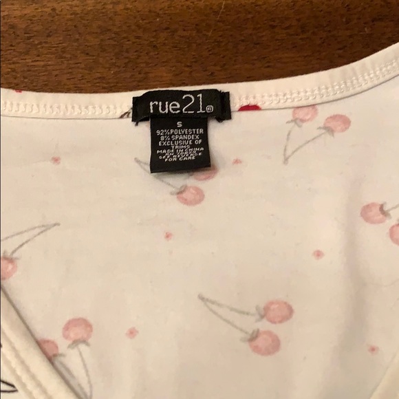rue21 white and red cherry print v-neck top size s - Picture 2 of 3